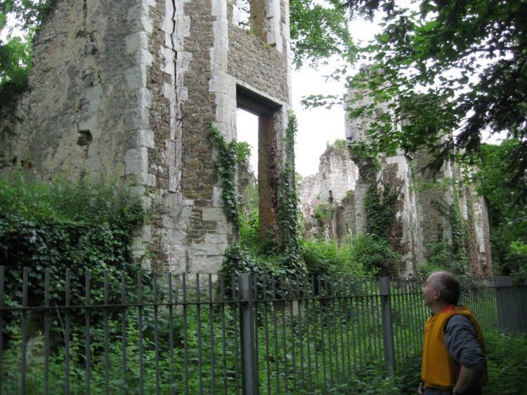 Walking Tour of Betchworth Castle